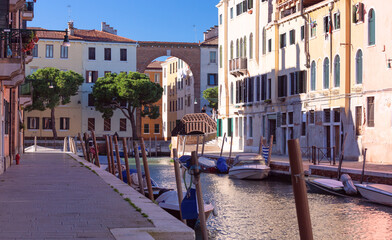 Fototapeta na wymiar Old houses along the Cannaregio Canal on a sunny day. Venice.