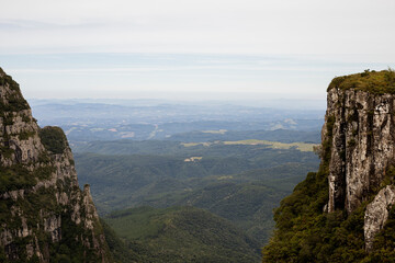 Canion no Brasil com céu azul e formações rochosas com grandes montanhas