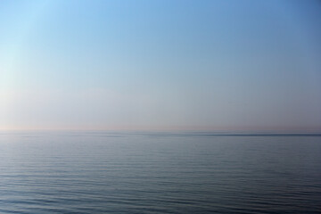 sea surface with a horizon line.