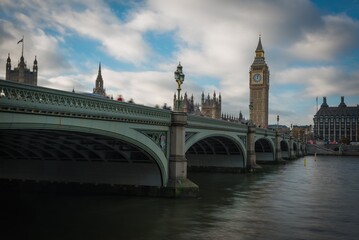 Vista al Big ben desde el rio Thames en Londres capital.