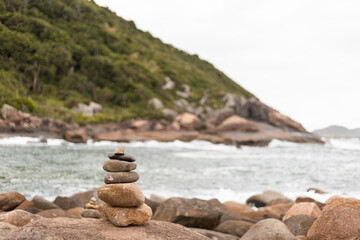 Pilha de pedras em uma na beira do mar em um vale com construções rochosas
