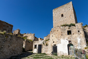 Obraz premium Craco, Basilicata. Abandoned city. A ghost town built on a hill and abandoned due to geological problems. Surreal look, horror film scenery. Panorama of the Calanchi Park.