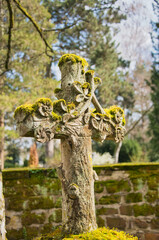 altes Steinkreuz mit Ornamenten