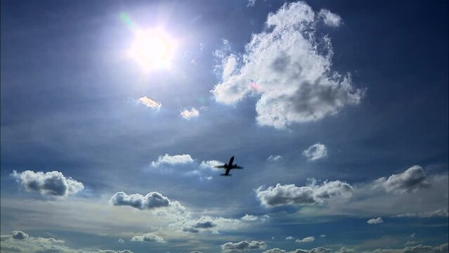 Avião decolando entre nuvens céu claro com sol no aeroporto de Viracopos em Campinas