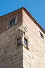 Fototapeta na wymiar Corner window, palace in Ciudad Rodrigo, Salamanca