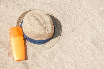 Fototapeta na wymiar Stylish beautiful hat with cream on the seashore background