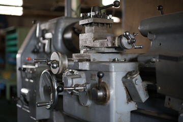 lathe for cutting round objects
