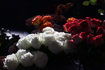 Świeże cięte kwiaty wystawione na straganie na hali targowej.  - obrazy, fototapety, plakaty
