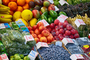 Smaczne owoce i warzywa na sprzedaż ma straganie w hali targowej - obrazy, fototapety, plakaty
