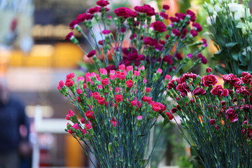 Świeże cięte kwiaty wystawione na straganie na hali targowej. 