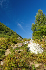 Markierter Wanderweg in die Berge zur Alm Homlongsætra  am Geirangerfjord