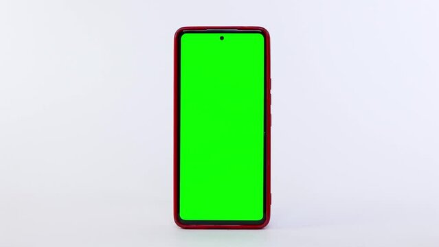 Celular con pantalla verde, funda roja y fondo blanco