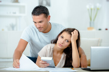 Obraz premium young couple working out their finances