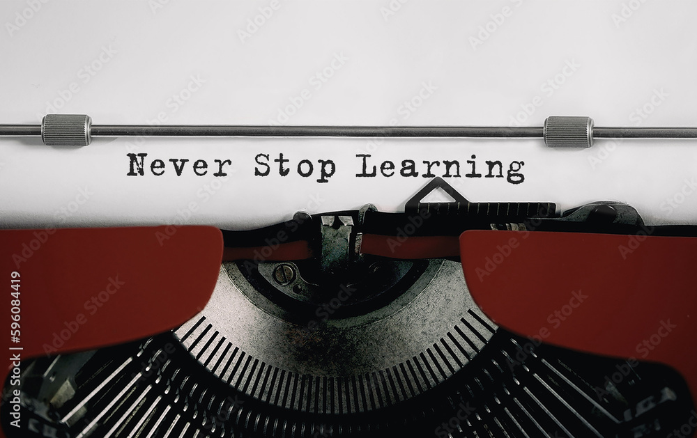 Aufkleber Text Never Stop Learning typed on retro typewriter