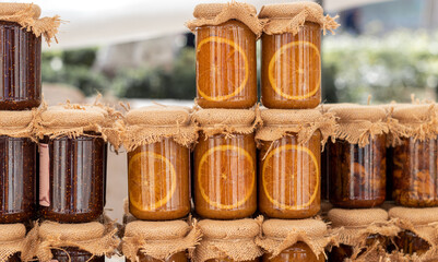 Varios tarros de mermelada rustica de naranja en frasco de vidrio con decoraci&oacute;n cl&aacute;sica