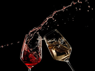 Red and white wine splash on black background - 596099611