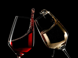 Red and white wine glasses plash on black background - 596099620