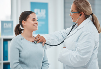 I can tell the treatment has been working well for you. a doctor examining a patient with a stethoscope during a consultation in a clinic. - obrazy, fototapety, plakaty