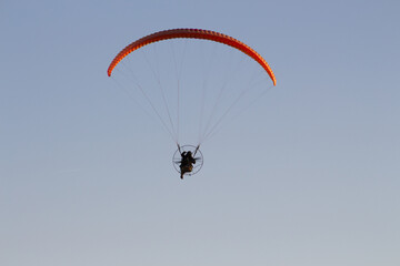 Powerede parachut over the sea
