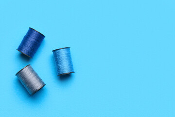 Fototapeta premium Sewing spools on color background