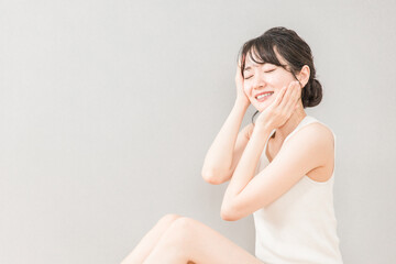 Fototapeta premium 美容・スキンケア・保湿・ビューティーイメージの笑顔のアジア人女性 