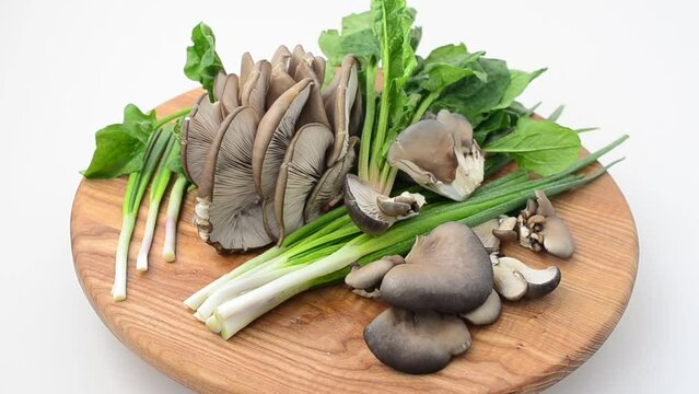 Spinach, onions and mushrooms of an oyster mushroom