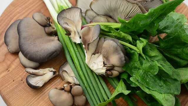 Spinach, onions and mushrooms of an oyster mushroom