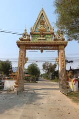 タイの田舎道とアーチ