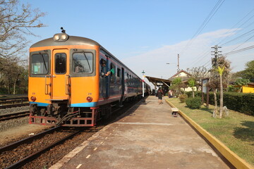 Fototapeta na wymiar タイ国鉄　郊外の駅と列車