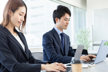 Fototapeta premium オフィスで仕事をする男女