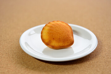 お皿にのせた焼き菓子