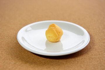 お皿にのせたミニシュークリーム