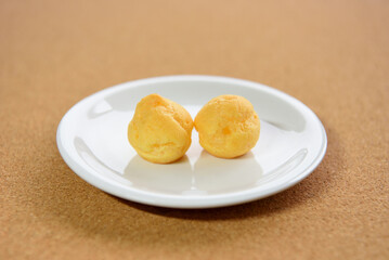 お皿にのせたミニシュークリーム