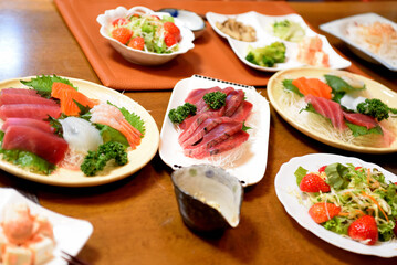 テーブルに並んだ料理