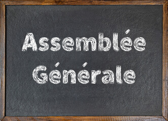 Assemblée générale. Ecriture à la craie sur tableau noir.