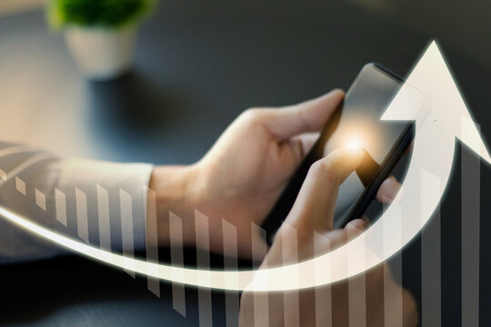 ビジネスマンがスマートフォンをクリックしてグラフと矢印が上がる  business man clicks smartphone and an arrow rises and succeed