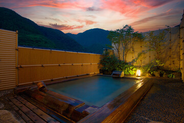 自然が豊かで美しい夕暮れの露天風呂