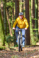 Fototapeta premium Mit dem Rad raus in den frühlingshaften Wald