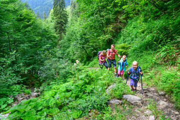 Unterwegs beim Wandern im Gebirge mit der ganzen Familie