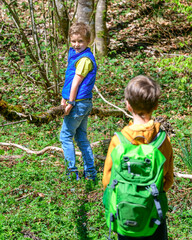 Zwei Jungs haben Spaß beim erkunden der frühlingshaften Natur bei einer Wanderung