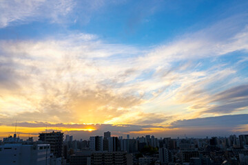 Fototapeta premium 秋の空と夕日 シルエットの街