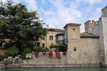 Fototapeta premium Blick auf die Altstadt von Sirmione am Gardasee 