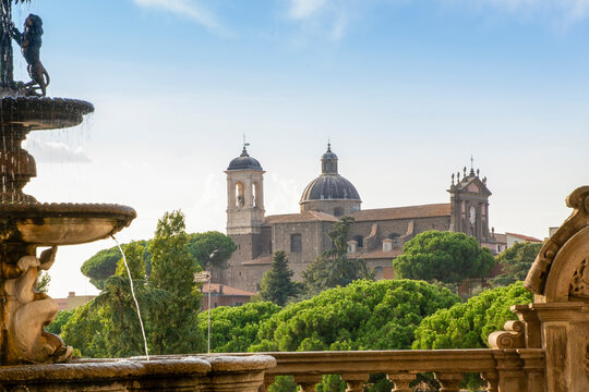 Italy, Lazio, Viterbo, Fountain and terrace of Palazzo dei Priori with Chiesa della Santissima Trinita church in background