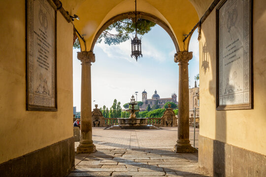 Italy, Lazio, Viterbo, Fontana di Palazzo dei Priori with arch in foreground