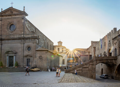 Italy, Lazio, Viterbo, Piazza San Lorenzo and Palazzo dei Papi at sunset