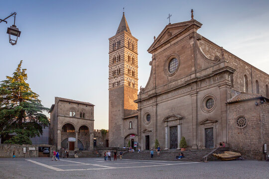 Italy, Lazio, Viterbo, Piazza San Lorenzo and Palazzo dei Papi