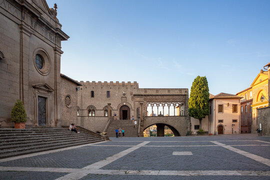 Italy, Lazio, Viterbo, Piazza San Lorenzo and Palazzo dei Papi