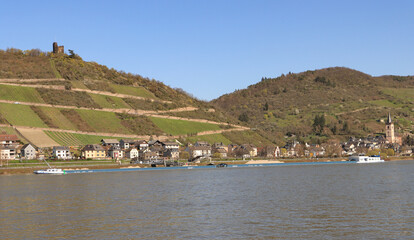 Romantisches Mittelrheintal; Blick auf Lorch mit Burgruine Nollig