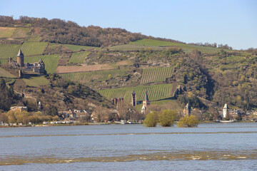 Romantisches Mittelrheintal; Blick auf Bacharach mit Burg Stahleck