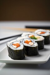 Sushis, Maki, Nigiri, California rolls, dans une assiette blanche, arrière plan clair et flou, illustration culinaire ia générative